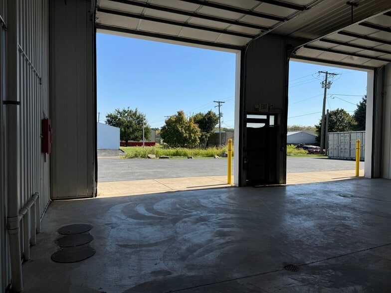 More Photos Of 1203 Badger St, Yorkville Warehouse For Lease