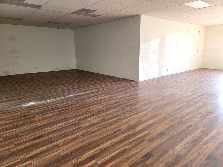 More Photos Of 410-416 W Higgins Rd, Schaumburg Storefront Retail Office For Lease