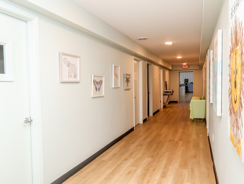 More Photos Of 2889 S Lamar Blvd, Oxford Flex For Lease