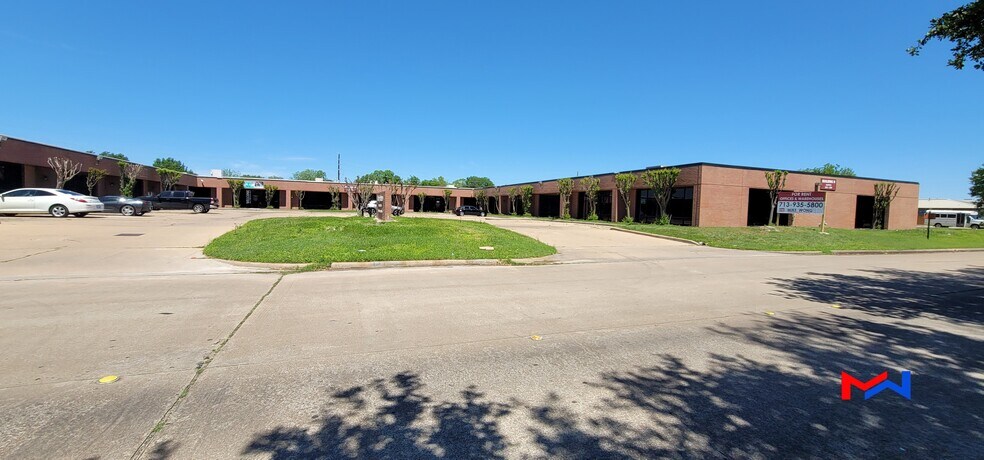 More Photos Of 11210 Steeplecrest, Houston Office For Sale