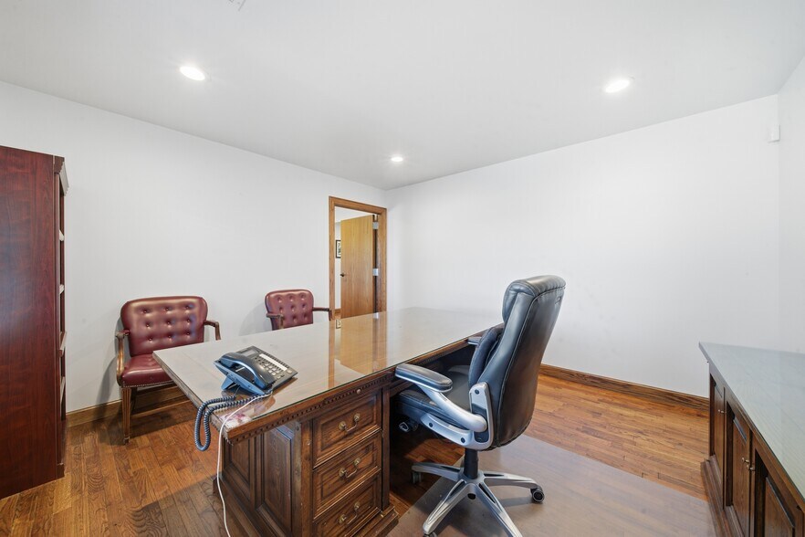 More Photos Of 601 S Cherokee St, Catoosa Office For Sale