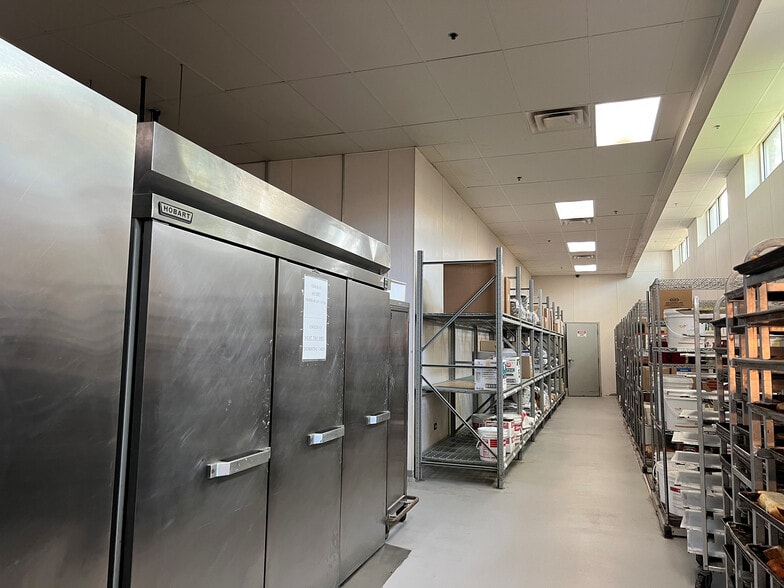 More Photos Of 2480-2490 S Wolf Rd, Des Plaines Manufacturing For Sale