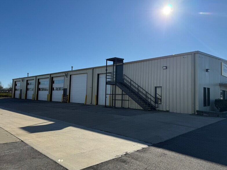 More Photos Of 2520 N Eastgate Ave, Springfield Warehouse For Lease