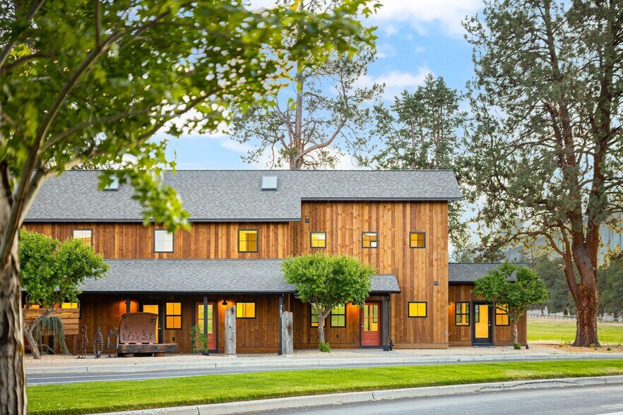 More Photos Of 771-781 W Hood Ave, Sisters Storefront Retail Residential For Lease