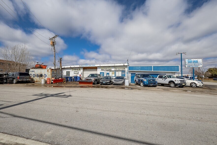 More Photos Of 8242-8248 S Roberts Rd, Bridgeview General Retail For Sale
