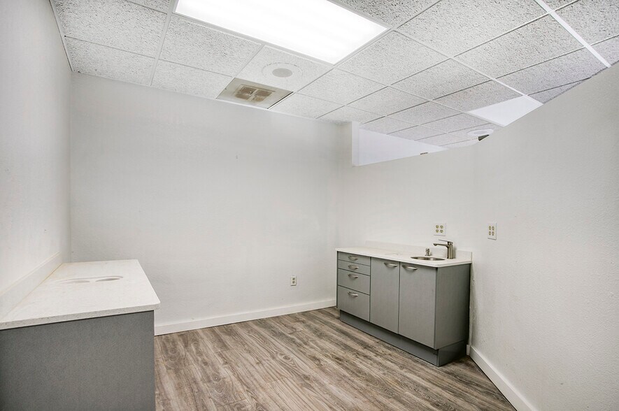 More Photos Of 8160 E Butherus Dr, Scottsdale Office For Lease