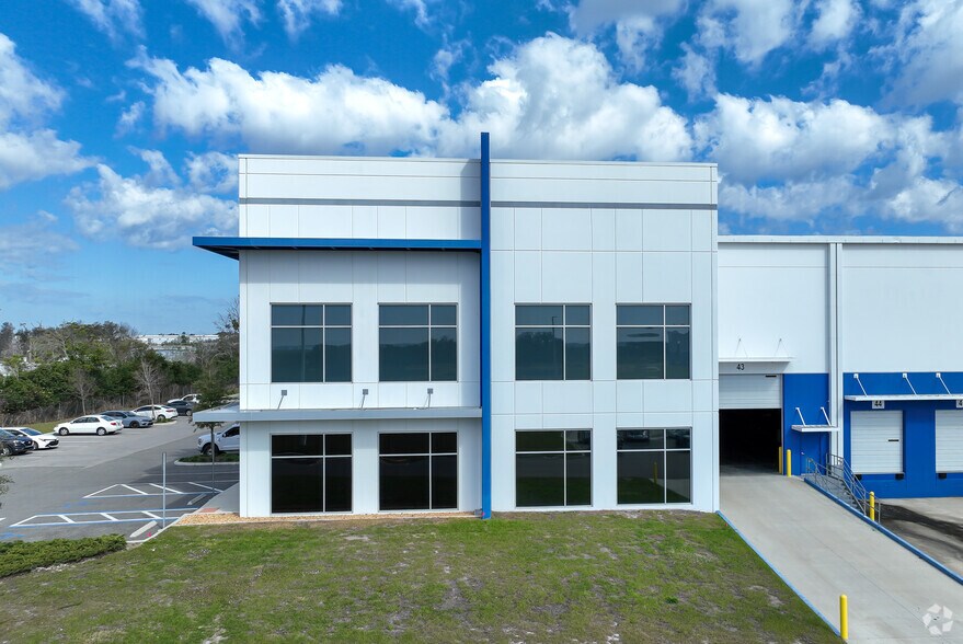 More Photos Of 3040 Shelby Industrial Dr, Apopka Distribution For Lease