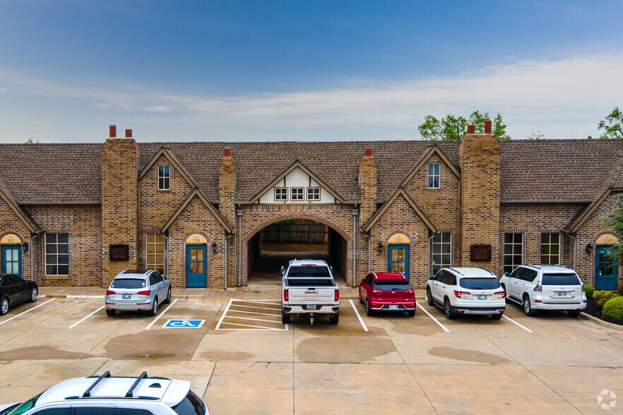More Photos Of 307 E Danforth Rd, Edmond Office Residential For Sale