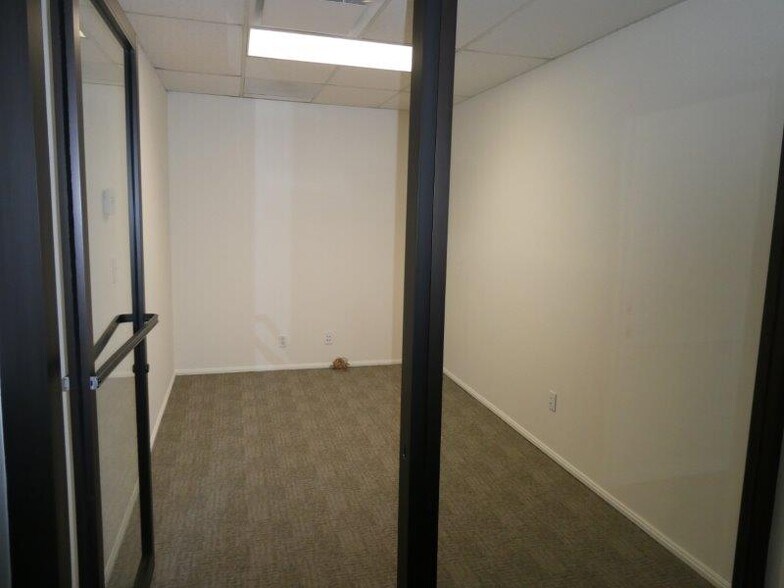 More Photos Of 447 W Burchett St, Glendale Office For Sale