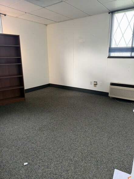 More Photos Of 25140 Lahser Rd, Southfield Office For Sale