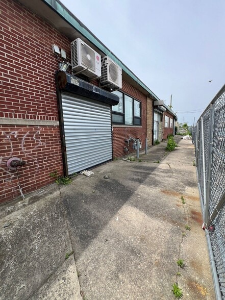 More Photos Of 23 Nassau Ave, Inwood Warehouse For Lease