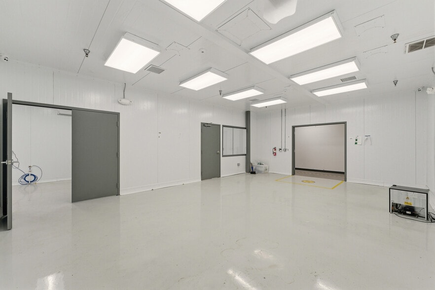 More Photos Of 18194 Blue Dream Crossing, Desert Hot Springs Manufacturing For Sale