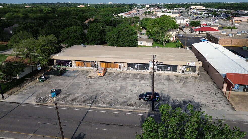 More Photos Of 1803-1813 N Elm St, Denton Restaurant For Lease