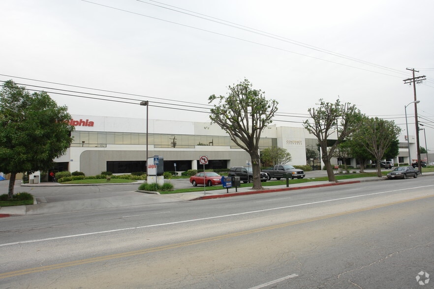 More Photos Of 15025-15055 Oxnard St, Van Nuys Warehouse For Lease