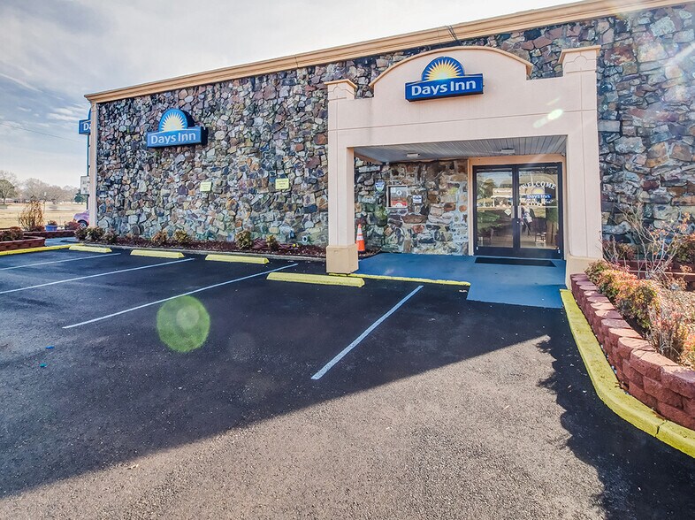 Primary Photo Of 800 University St, Martin Hotel For Sale