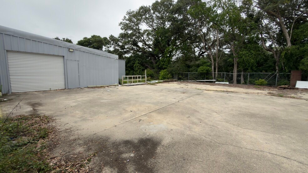 More Photos Of 2800 Delano St, Pensacola Warehouse For Lease