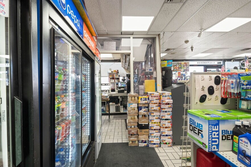 More Photos Of 5560 Van Nuys Blvd, Sherman Oaks Service Station For Sale