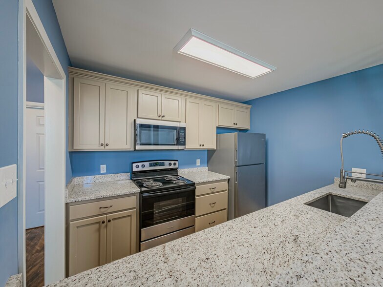 More Photos Of 114 N Patterson, Valdosta Storefront Retail Office For Sale