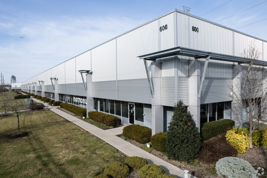 More Photos Of 600 Meadowlands Pky, Secaucus Light Distribution For Lease