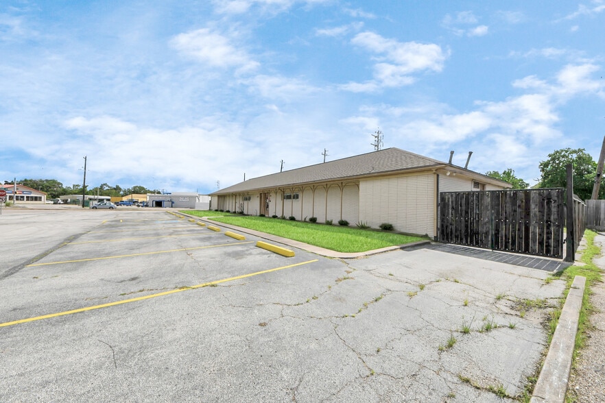 More Photos Of 2001 John St, Pasadena Office For Sale