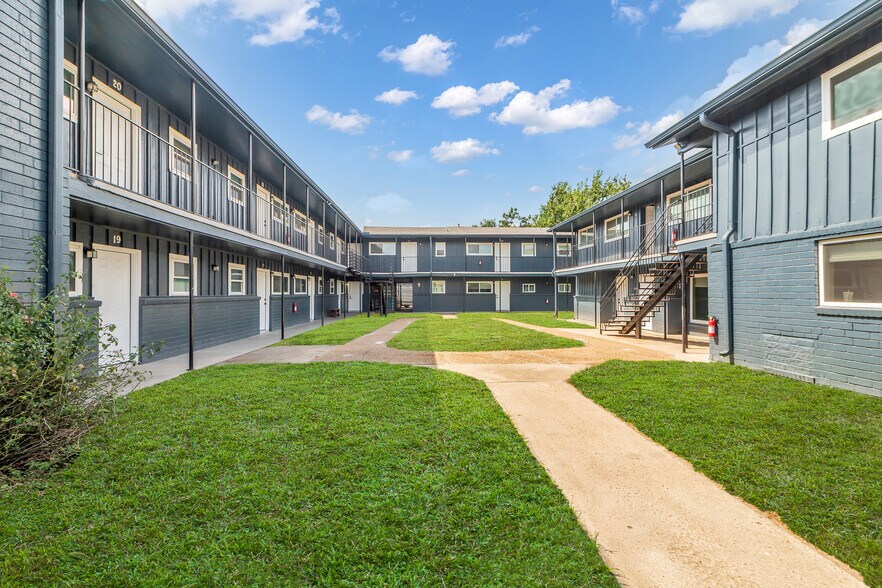 Primary Photo Of 4706 Yellowstone Blvd, Houston Apartments For Sale