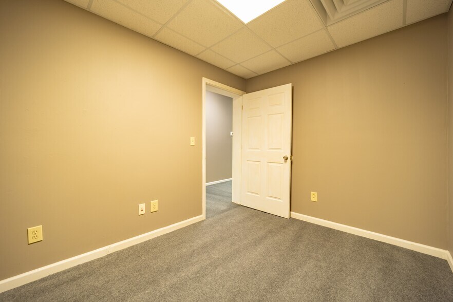 More Photos Of 555 Columbia Dr, Carrollton Office For Lease