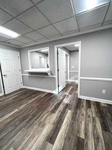 More Photos Of 1071 Cambridge Sq, Alpharetta Office For Sale