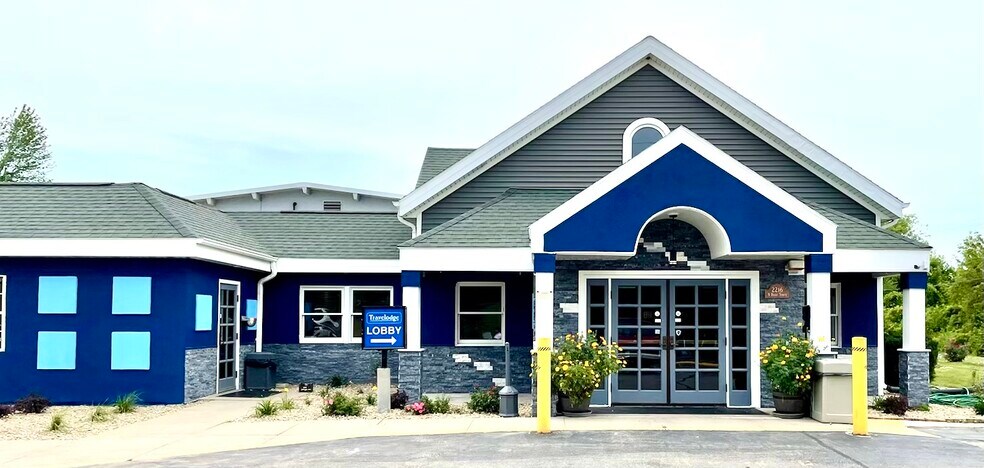 Primary Photo Of 2216 N Dodge St, Iowa City Hotel For Sale