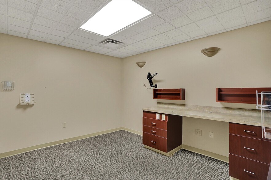 More Photos Of 711 W Gardner Dr, Marion Medical For Sale