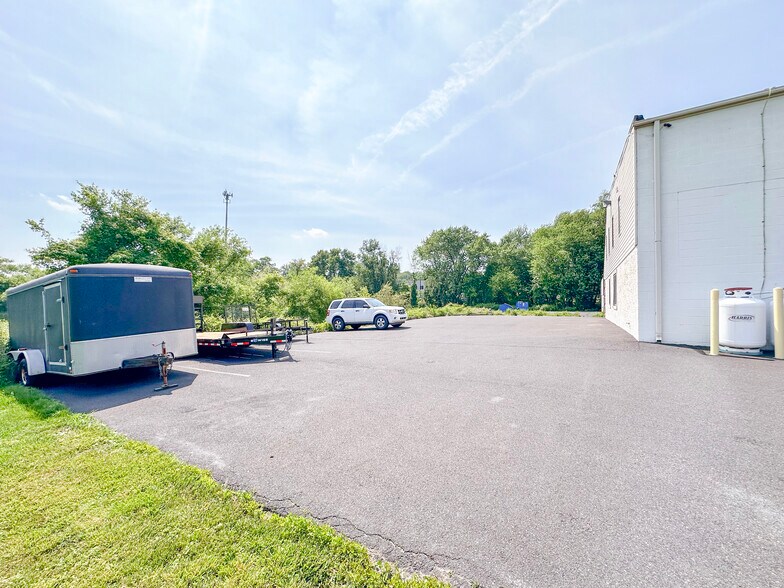 More Photos Of 406 E Pennsylvania Blvd, Feasterville Trevose Light Distribution For Lease