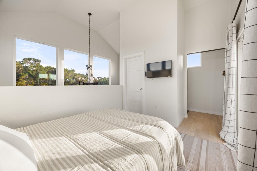 More Photos Of 5460 FM 2325, Wimberley Hotel For Sale