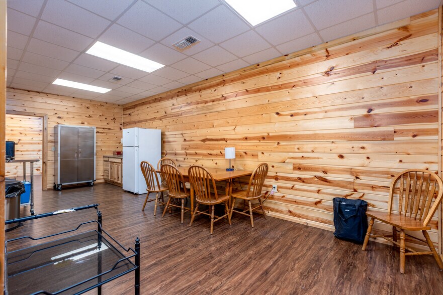 More Photos Of 1910 E Jackson St, Hugo Freestanding For Sale