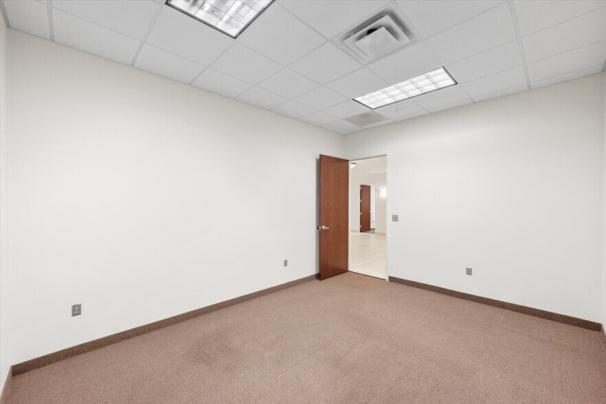 More Photos Of 820 Central Dr, Colleyville Office For Sale