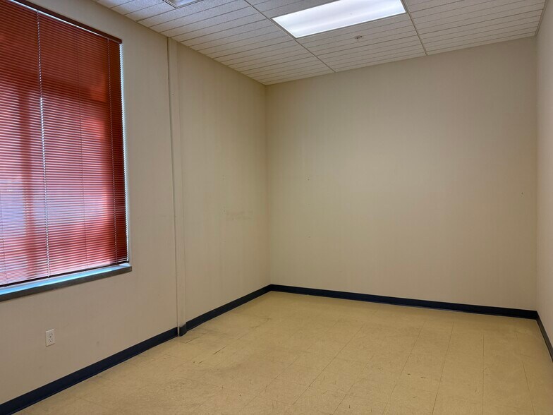 More Photos Of 3684 N Townsend Ave, Montrose Flex For Sale