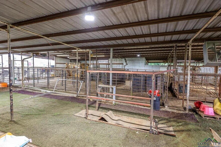 More Photos Of 1024 US Highway 59 N, Carthage Veterinarian Kennel For Sale