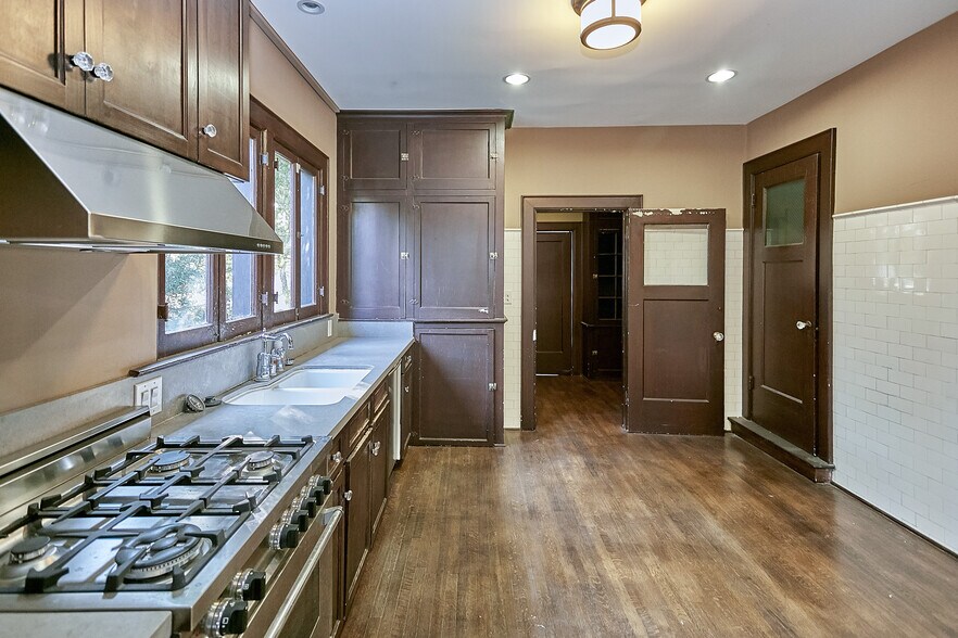 More Photos Of 658 S Bronson Ave, Los Angeles Office Residential For Sale