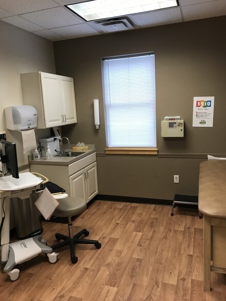 More Photos Of 45 Forest Falls Dr, Yarmouth Medical For Lease