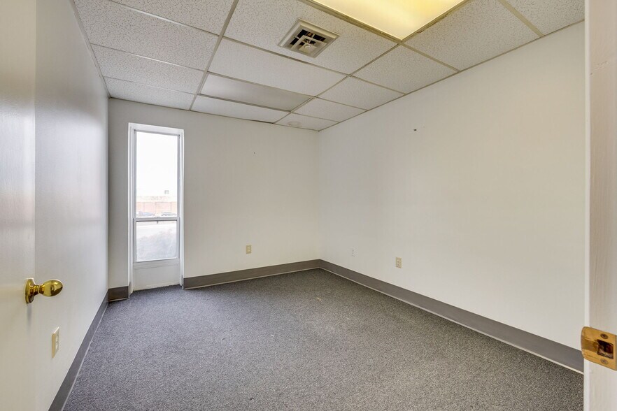 More Photos Of 311 W Walnut St, Johnson City Office For Sale