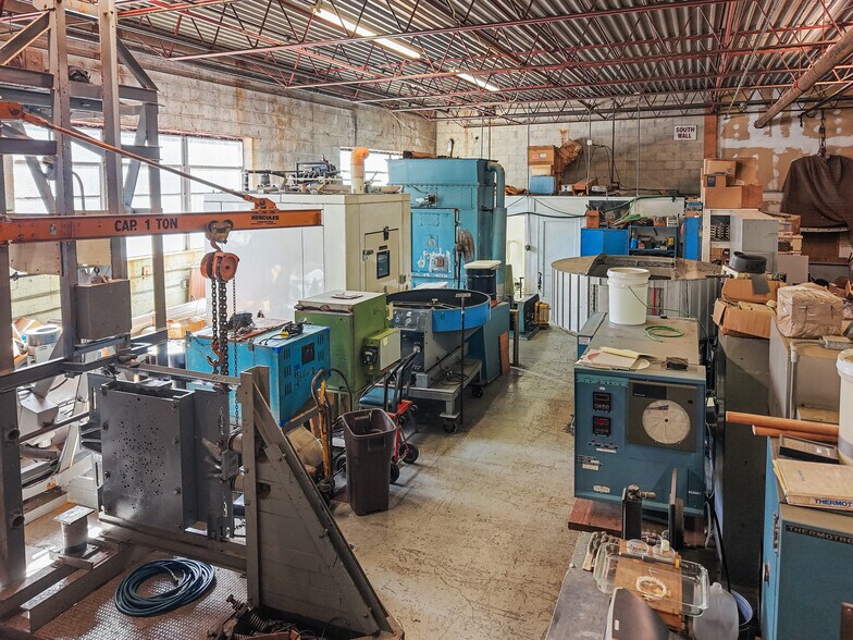 More Photos Of 55 Poplar St, Stamford Light Distribution For Sale