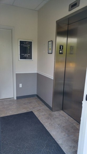 More Photos Of 20 Mayo Rd, Edgewater Storefront Retail Office For Lease