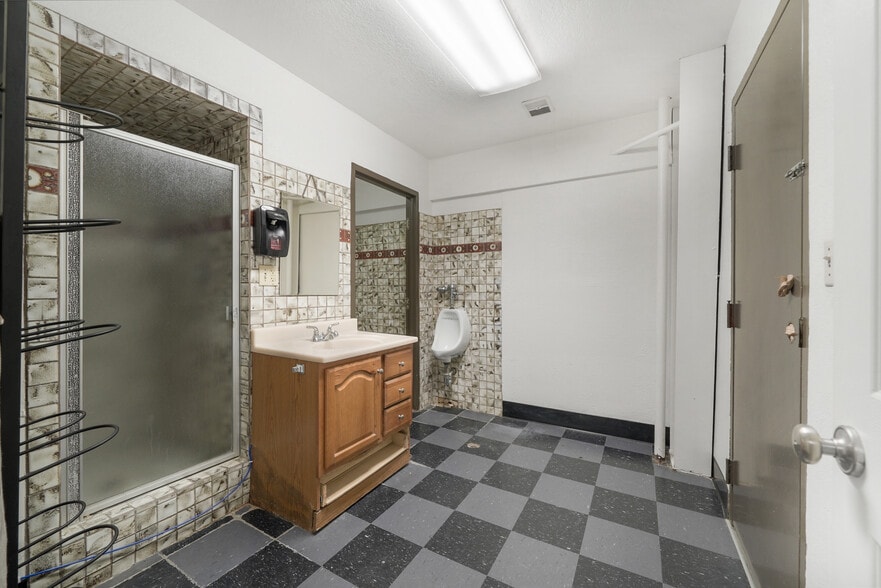 More Photos Of 1301 E Main St, Santa Paula Service For Sale