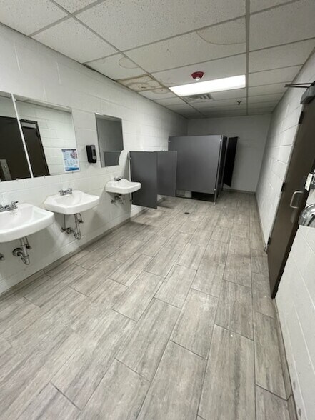 More Photos Of 1175 Central Ave, University Park Manufacturing For Lease