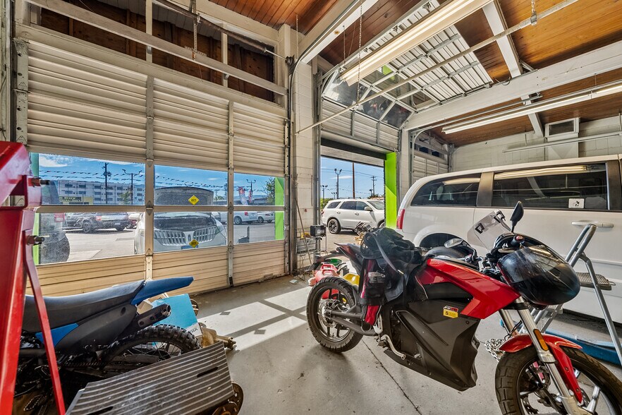 More Photos Of 348 N Riverside Ave, Medford Auto Repair For Lease