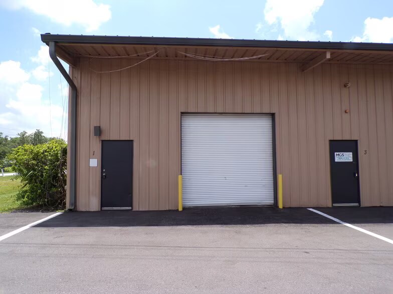 More Photos Of 3903 Industry Blvd, Lakeland Warehouse For Lease