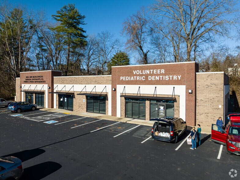 More Photos Of 209 E Emory Rd, Powell Medical For Lease