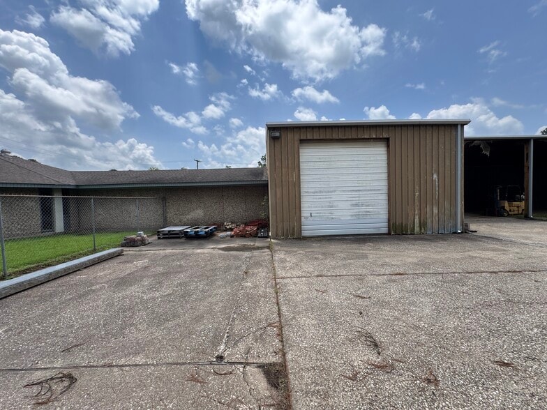 More Photos Of 1208 S Chestnut St, Lufkin Showroom For Sale