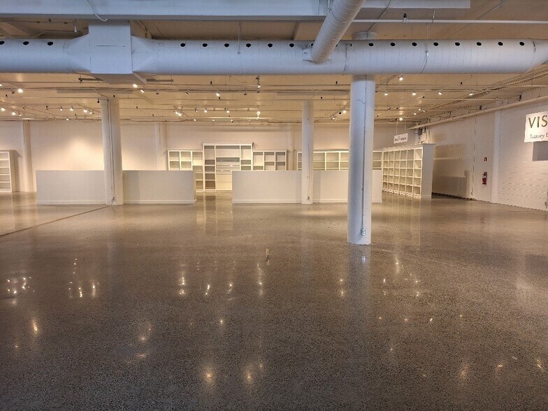 More Photos Of 4360 Ch de la Côte-de-Liesse, Mt Royal Showroom For Sale