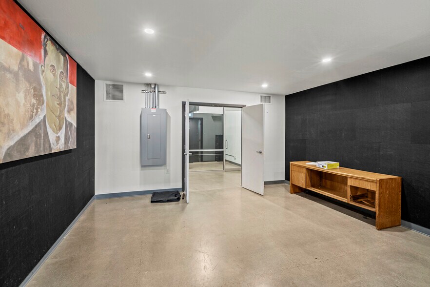 More Photos Of 4731 Industry Dr, Medford Light Manufacturing For Sale