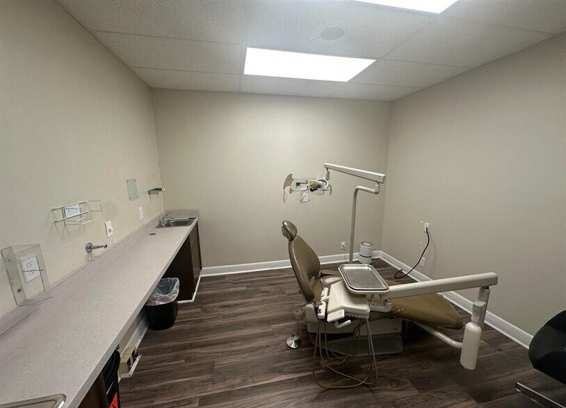 More Photos Of 101 S Rose St, Elmwood Office For Sale