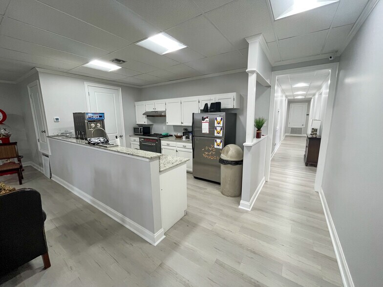 More Photos Of 3019 W Admiral Doyle Dr, New Iberia Flex For Lease